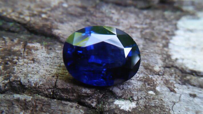 Đá Sapphire Xanh Đen- loại đá phong thủy hợp với mệnh Mộc của người sinh năm 1988